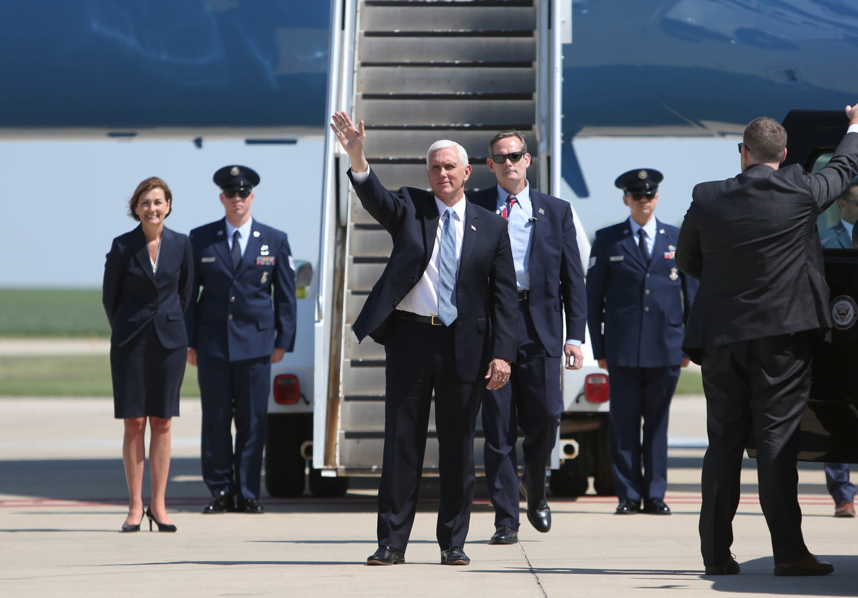 VP Pence arrives in Mason City (27).jpg